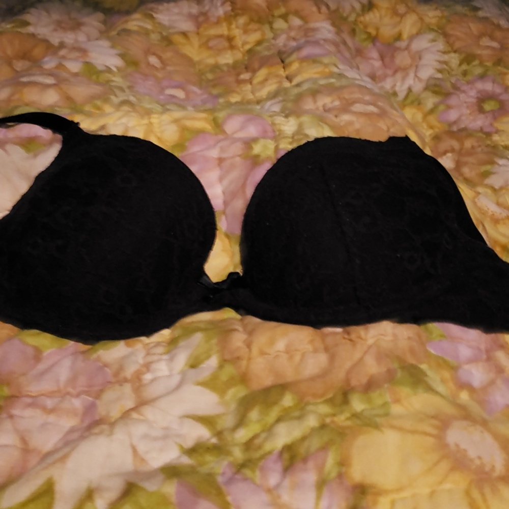 Victoria's Secret black lace bra. 32c.